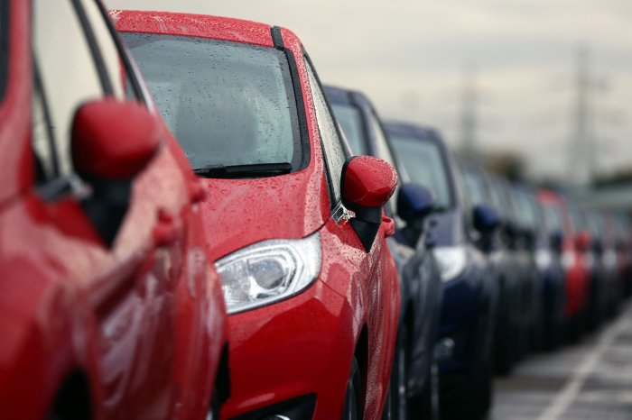 Покупатели потратили на легковые автомобили около 1,9 трлн рублей